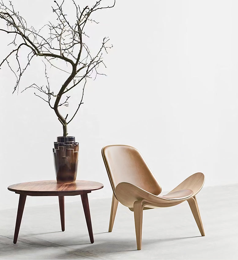 Hans Wegner CH07 Shell Chair, BrownDescription




The Hans Wegner CH07 Shell ash armchair has a light and airy design that is created by the winged seat, curved backrest, and three arched legs. To en