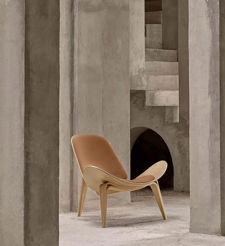Hans Wegner CH07 Shell Chair, BrownDescription




The Hans Wegner CH07 Shell ash armchair has a light and airy design that is created by the winged seat, curved backrest, and three arched legs. To en