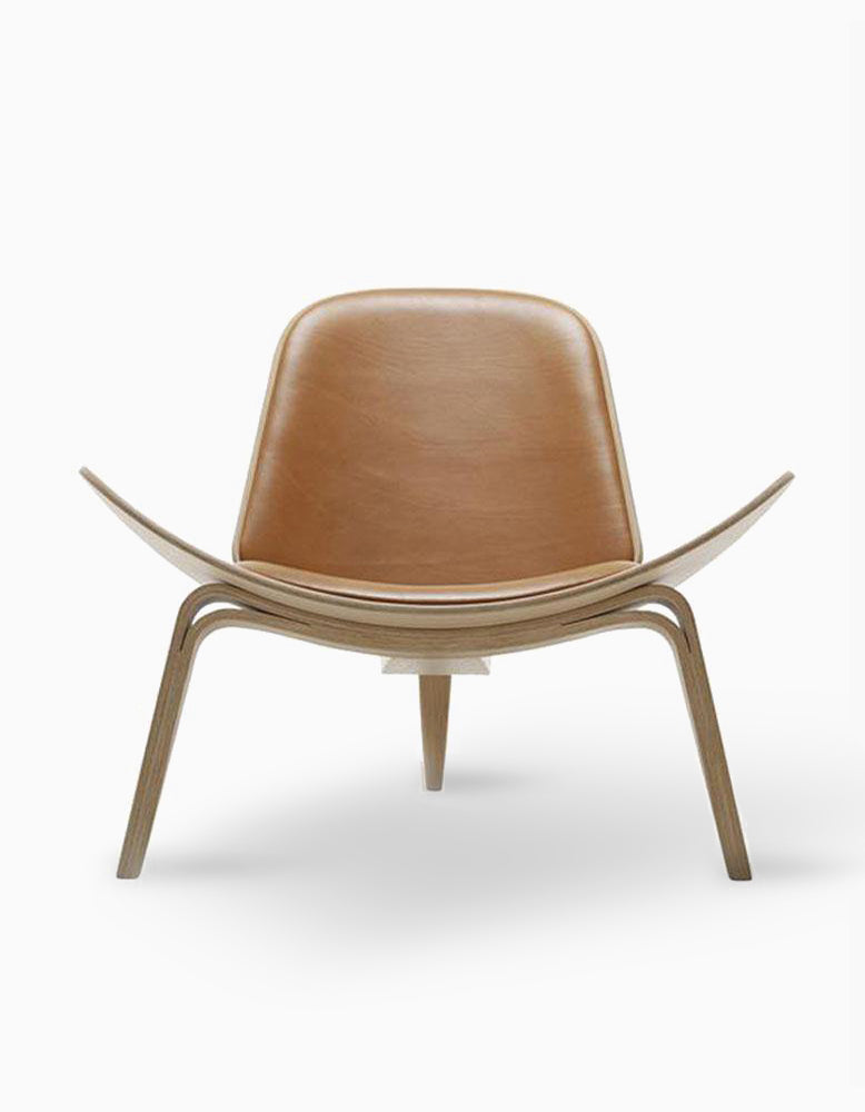 Hans Wegner CH07 Shell Chair, BrownDescription




The Hans Wegner CH07 Shell ash armchair has a light and airy design that is created by the winged seat, curved backrest, and three arched legs. To en