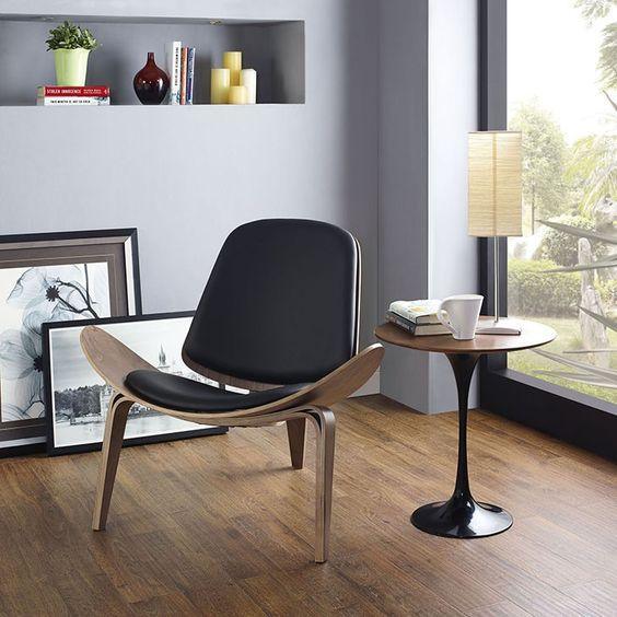 Hans Wegner CH07 Shell Chair, BrownDescription




The Hans Wegner CH07 Shell ash armchair has a light and airy design that is created by the winged seat, curved backrest, and three arched legs. To en
